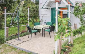 patio ze stołem i krzesłami w ogrodzie w obiekcie Kellerstoeckl In Strem w mieście Strem +7 zdjęć
