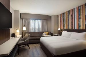 una camera d'albergo con letto e divano di Nashville Marriott at Vanderbilt University a Nashville