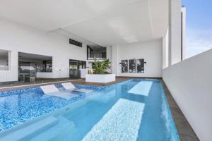 ein großes Schwimmbad in einem Haus in der Unterkunft Modern Coastal Apartment - Walk to beach and shops in Buddina