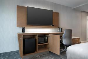 TV a/nebo společenská místnost v ubytování Courtyard by Marriott Nanaimo