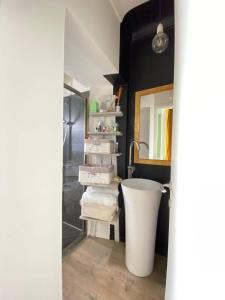 a bathroom with a sink and a tub with towels at Da Amélie - Casa Ludovica nel cuore della Gran Madre a Torino in Turin