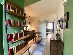 a room with shelves filled with books and a desk at Da Amélie - Casa Ludovica nel cuore della Gran Madre a Torino in Turin