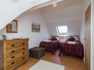 a bedroom with two beds and a dresser at Coachmans Cottage - Ukc2773 in Sandwich