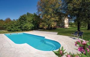 una piscina en un patio con 2 sillas en Villa Monte - luxurious retreat, en Plaški