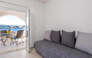 Posezení v ubytování Cozy Apartment In Stara Novalja