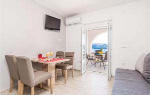 Posezení v ubytování Cozy Apartment In Stara Novalja