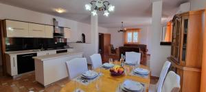cocina y comedor con mesa y sillas en Holiday home Ron - spacious garden, en Pula