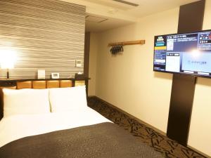 A bed or beds in a room at APA Hotel Saitama Yatsuka Ekimae