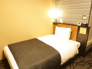 A bed or beds in a room at APA Hotel Saitama Yatsuka Ekimae