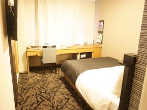 A bed or beds in a room at APA Hotel Saitama Yatsuka Ekimae