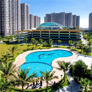 una vista aérea de un complejo con una gran piscina en The Charm - Vacation in Vinhome Ocean Park, en Gia Lâm Pho