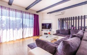 ein Wohnzimmer mit einem Sofa und einem TV in der Unterkunft Beautiful Home In Jablanac With Kitchen in Jablanac