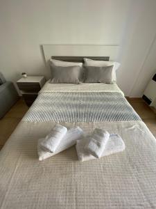 1 cama blanca grande con 2 almohadas en Plaza Moreno en La Plata