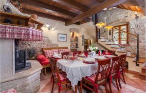 Restoranas ar kita vieta pavalgyti apgyvendinimo įstaigoje Nice Home In Krnica With Sauna, Wifi And Outdoor Swimming Pool