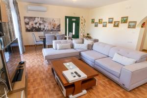 卡薩米里的住宿－Xhorxhi villa，客厅配有沙发和桌子