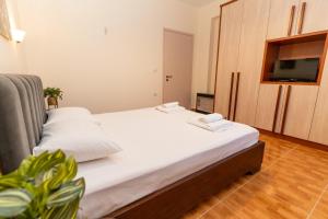 sypialnia z łóżkiem z dwoma ręcznikami w obiekcie Xhorxhi villa w mieście Ksamil