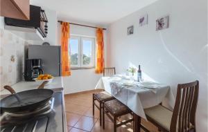 een keuken en eetkamer met een tafel en een fornuis bij Beautiful Apartment In Fazana With House A Panoramic View in Fažana