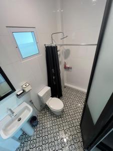 uma casa de banho com um lavatório, um WC e um chuveiro em ComeHome Lamphun em Lamphun