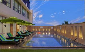 Bazén v ubytování Fortune Miramar, Goa - Member ITC Hotels' Group nebo v jeho okolí
