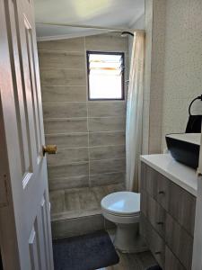 a bathroom with a toilet and a sink at Apartamento Interior 2do Piso Casa, 026 Quilicura in Santiago