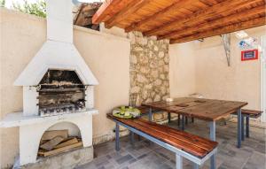 patio al aire libre con mesa y chimenea en Amazing Home In Klada With House Sea View, en Donja Klada