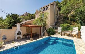 una casa con piscina frente a una casa en Amazing Home In Klada With House Sea View, en Donja Klada