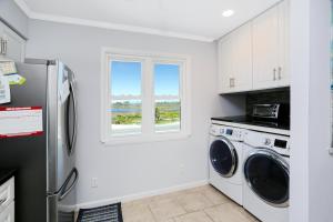 Cape San BlasにあるPelican Crossing by Pristine Properties Vacation Rentalsのキッチン(冷蔵庫、洗濯機、乾燥機付)