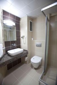 イスタンブールにあるGrand Laleli Hotelのバスルーム(トイレ、洗面台、シャワー付)