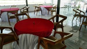 un grupo de mesas y sillas en una habitación en Qcent Woods Resort & Spa, Rishikesh, en Rishīkesh