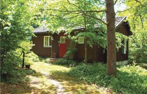 Cabaña pequeña con puerta roja en el bosque en Gorgeous Home In Hr With Kitchen, en Höör