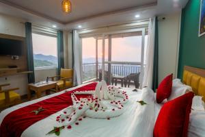 Cette chambre d'hôtel comprend un lit avec un gâteau. dans l'établissement Mukteshwar Treat Resort, à Mukteswar
