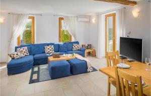 sala de estar con sofá azul y TV en 4 Bedroom Gorgeous Home In Baredine, en Donje Baredine