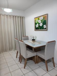 comedor con mesa y sillas en Apartamento Vivendas do Eucalipto, en Petrópolis