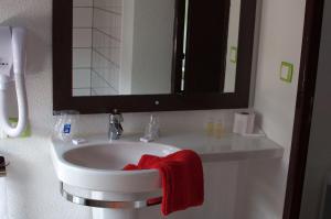 Kúpeľňa v ubytovaní Enzo Hotels Pont-a-Mousson by Kyriad Direct