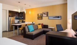 Kuchyň nebo kuchyňský kout v ubytování Residence Inn by Marriott Calgary South