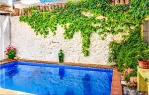 eine Flasche Wein am Pool in der Unterkunft Awesome Home In Arenas Del Rey With Wifi in Arenas del Rey