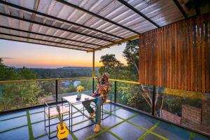 Een balkon of terras bij The Hosteller Goa, Arpora