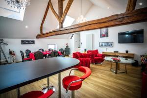 sala de estar con sillas rojas y mesa en Gîte Chez Louis le Tonnelier Suite Edouard, en Le Mesnil-sur-Oger