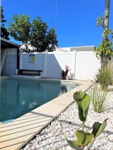 黃金海岸的住宿－Aqua Blue Motel，一座房子后院的游泳池