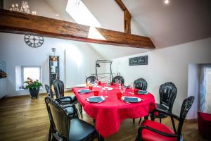 Le Mesnil-sur-Oger的住宿－Gîte Chez Louis le Tonnelier Suite Edouard，一间用餐室,配有红色的桌子和椅子