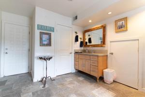 Ảnh trong thư viện ảnh của Newport Beach House 1 block from the beach FREE pickleball courts and 6 beach cruisers ở Newport Beach +54 ảnh