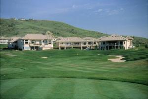 Paradise Canyon Golf Resort, Signature Condo 382 في ليثبريدج: ملعب قولف مع بيوت وأخضر