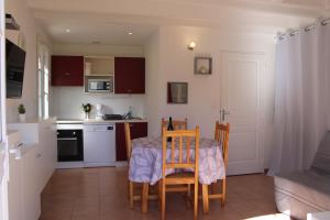 cocina y comedor con mesa y sillas en Agréable maison de vacances, en Gallargues-le-Montueux