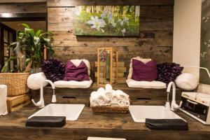 韋爾的住宿－Slopeside 1 Bedroom Platinum-rated Residence At Golden Peak，一间商店,里面摆放着白色的椅子和紫色的枕头
