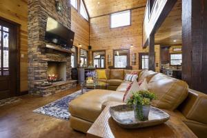 sala de estar con sofá y chimenea en Indian Springs Lodge, en Broken Bow