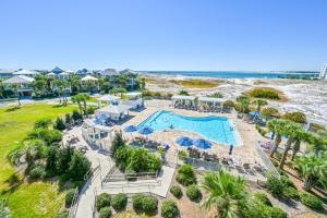 uma vista aérea da piscina no resort em Magnolia House 211 em Destin