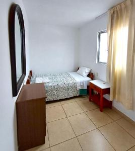 1 dormitorio con cama, mesa y ventana en Urban House, en Lima