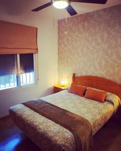 - une chambre avec un lit et 2 oreillers dans l'établissement EL RINCON DE ANGELA, à Cordoue