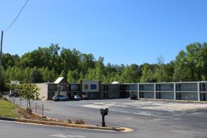 um parque de estacionamento em frente a um edifício com parquímetro em Baymont by Wyndham Morganton em Morganton