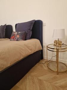 Laetitia في باستيا: غرفة نوم مع سرير مع طاولة جانبية